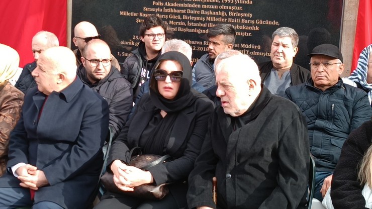 makaminda-ugradigi-silahli-saldirida-sehit-olan-rize-il-emniyet-muduru-altug-verdi-sehadetinin-5-yilinda-mersindeki-mezari-basinda-anildi-3.jpg