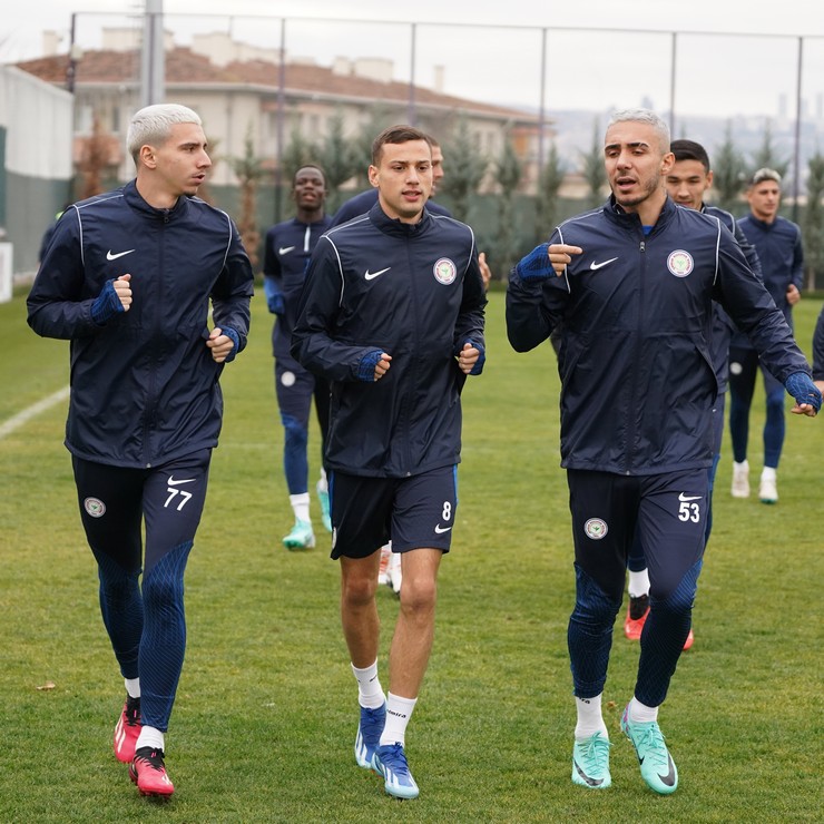 trendyol-super-ligin-15-haftasinda-yarin-deplasmanda-mke-ankaragucu-ile-karsilasacak-olan-caykur-rizespor-ankarada-keciorengucu-tesislerinde-yaptigi-antrenmanla-mac-hazirliklarini-tamamladi-3.jpg