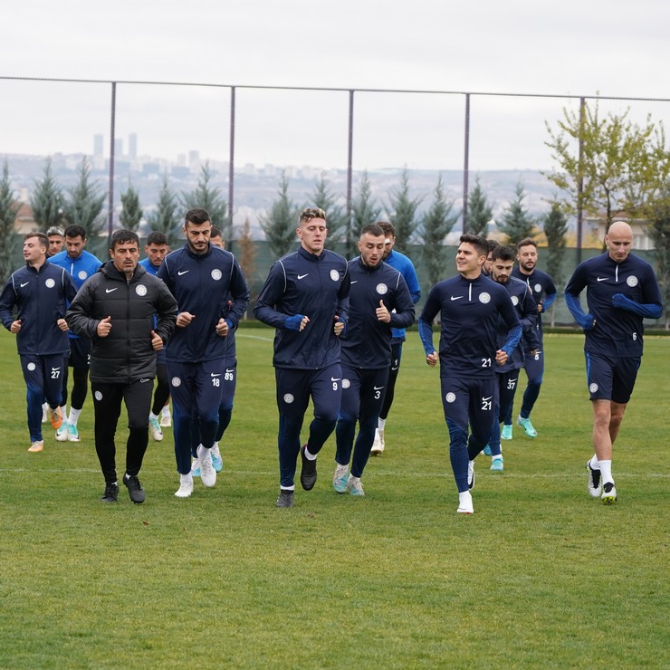 trendyol-super-ligin-15-haftasinda-yarin-deplasmanda-mke-ankaragucu-ile-karsilasacak-olan-caykur-rizespor-ankarada-keciorengucu-tesislerinde-yaptigi-antrenmanla-mac-hazirliklarini-tamamladi-4.jpg