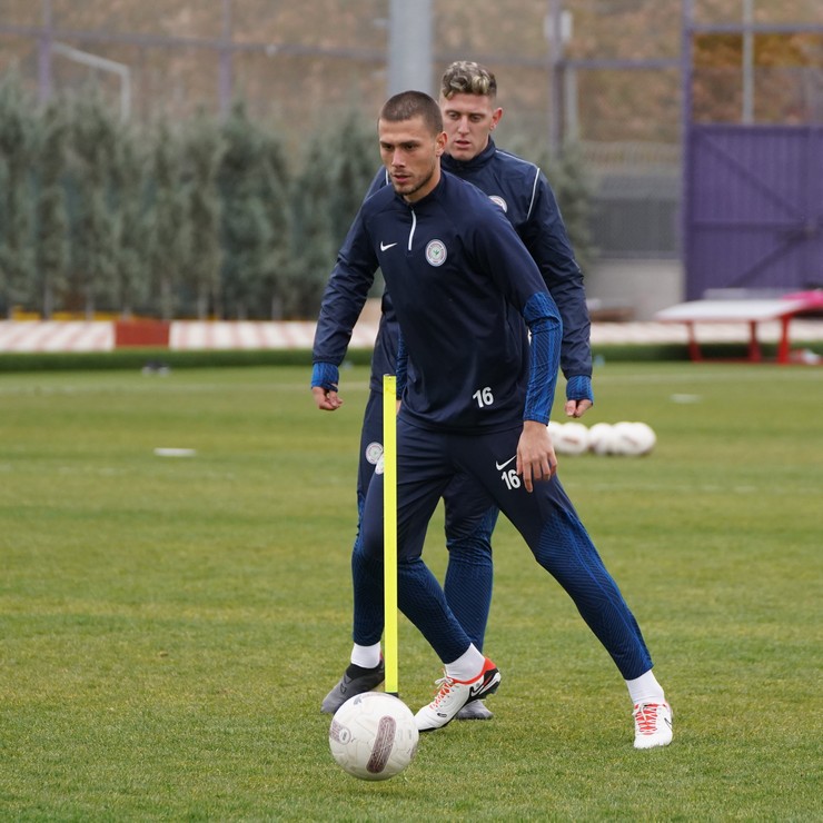trendyol-super-ligin-15-haftasinda-yarin-deplasmanda-mke-ankaragucu-ile-karsilasacak-olan-caykur-rizespor-ankarada-keciorengucu-tesislerinde-yaptigi-antrenmanla-mac-hazirliklarini-tamamladi-5.jpg