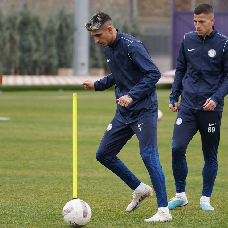 trendyol-super-ligin-15-haftasinda-yarin-deplasmanda-mke-ankaragucu-ile-karsilasacak-olan-caykur-rizespor-ankarada-keciorengucu-tesislerinde-yaptigi-antrenmanla-mac-hazirliklarini-tamamladi-6.jpg