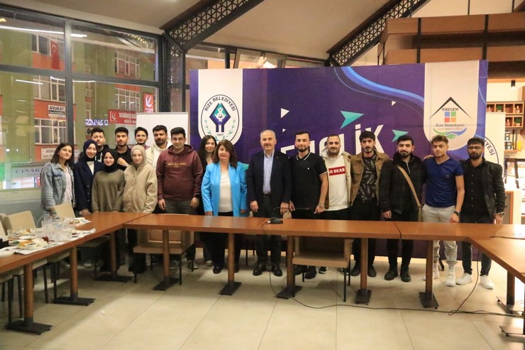 rize-belediye-baskani-metin-universitelilerle-bir-araya-geldi-3.jpg