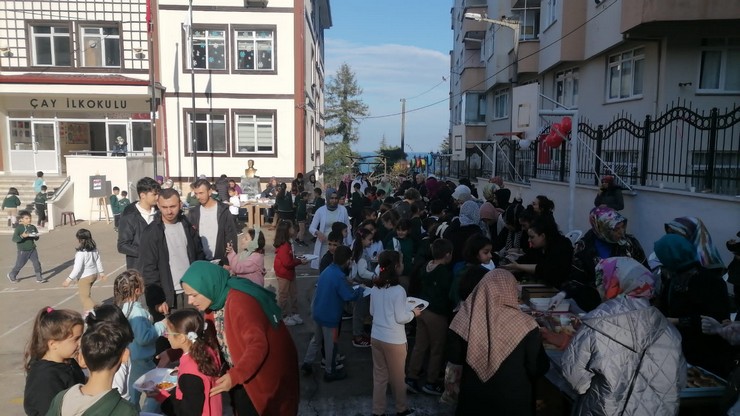 rizede-cay-ilkokulu-tarafindan-filistine-destek-icin-gerceklestirilen-kermeste-yaklasik-60-bin-lira-toplandi-1.jpg