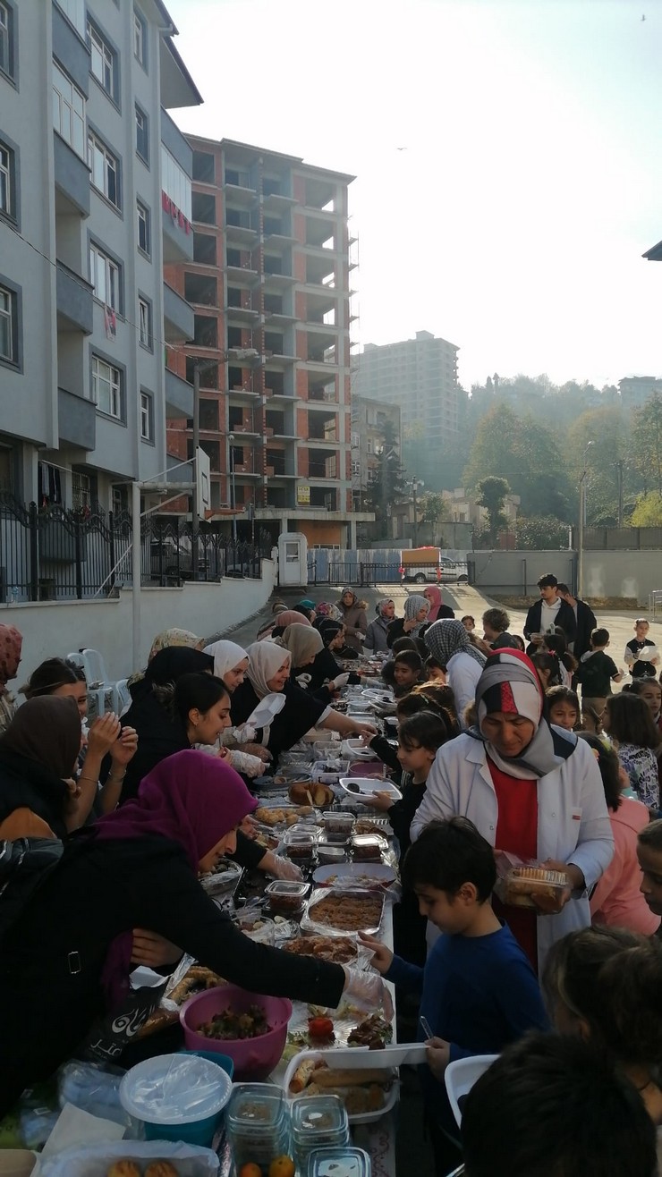 rizede-cay-ilkokulu-tarafindan-filistine-destek-icin-gerceklestirilen-kermeste-yaklasik-60-bin-lira-toplandi-2.jpg