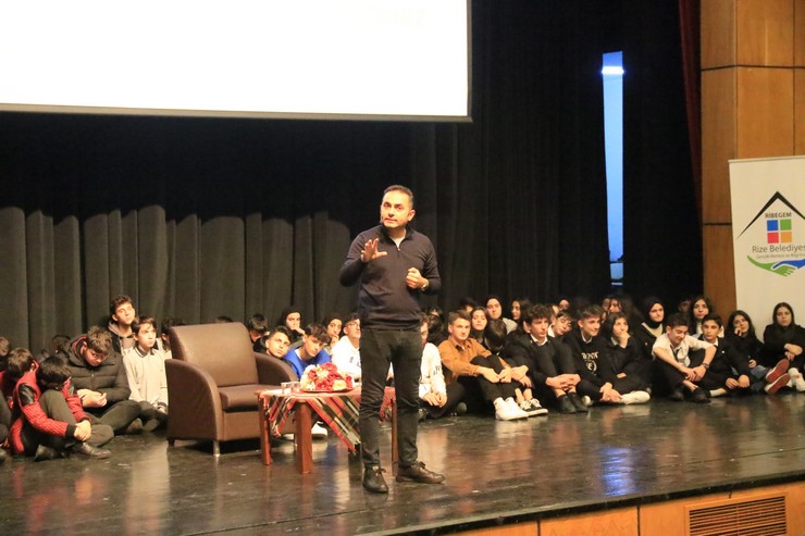 rize-belediyesi-genclik-merkezi-ve-bilgi-evi-ribegem-tarafindan-duzenlenen-zor-zamanlarda-guclu-olmak-konulu-konferans-yogun-ilgi-gordu-4-001.jpg