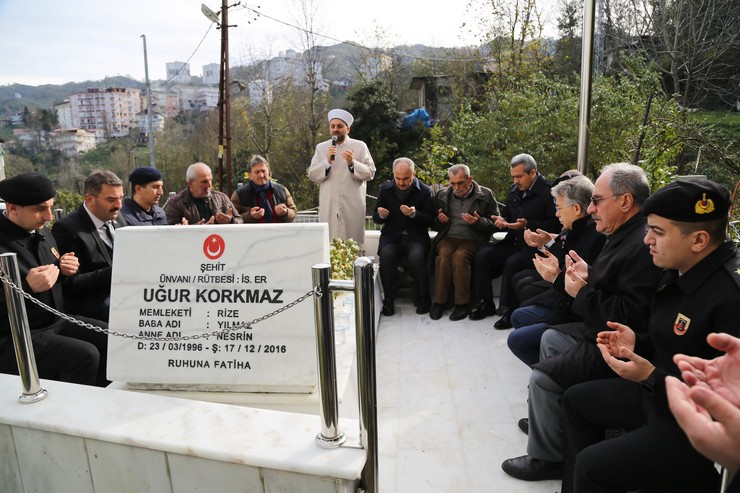 ugur-korkmaz-sehadetinin-7-yil-donumunde-kabri-basinda-anildi-5.jpg