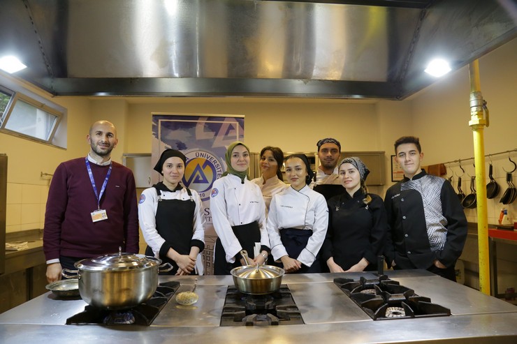 karalahana-corbasina-bu-kez-de-gastronomi-ve-mutfak-sanatlari-bolumu-ogrencileri-sahip-cikti-3.jpg