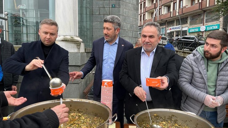rizenin-guneysu-ilcesinde-yaklasik-750-kisiye-karalahana-corbasi-ikram-edildi-10.jpg
