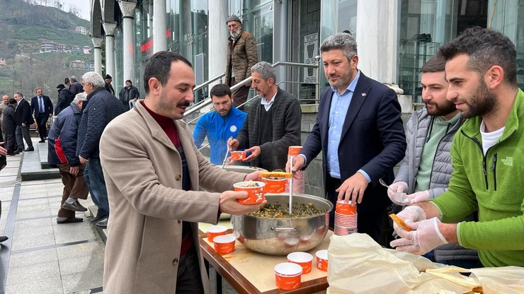 rizenin-guneysu-ilcesinde-yaklasik-750-kisiye-karalahana-corbasi-ikram-edildi-6.jpg
