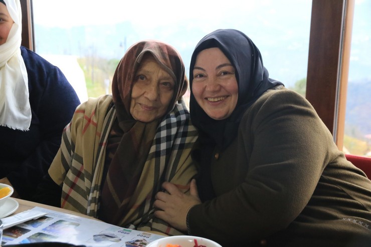 rize-belediyesinden-yasli-kadinlara-dilruba-bulusmalari-10.jpg