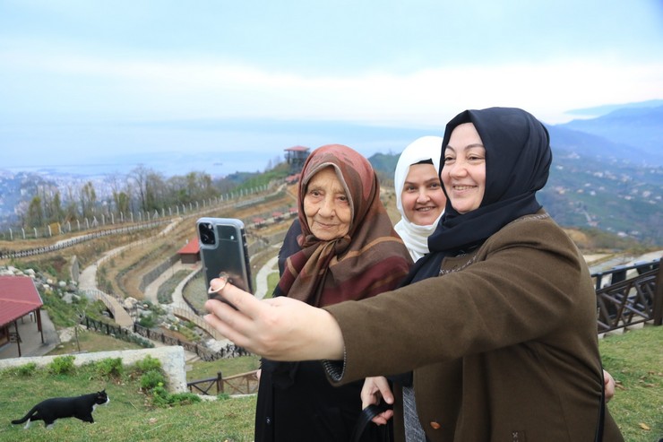 rize-belediyesinden-yasli-kadinlara-dilruba-bulusmalari-7.jpg