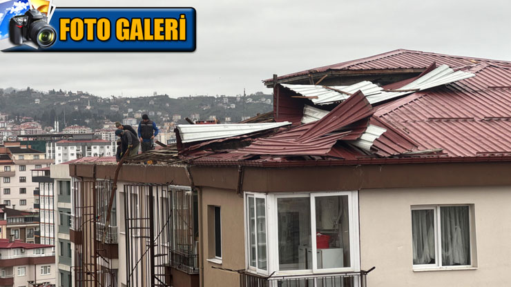 rizede-siddetli-ruzgar-nedeniyle-catilar-uctu-evlerde-ve-araclarda-hasar-olustu.jpg