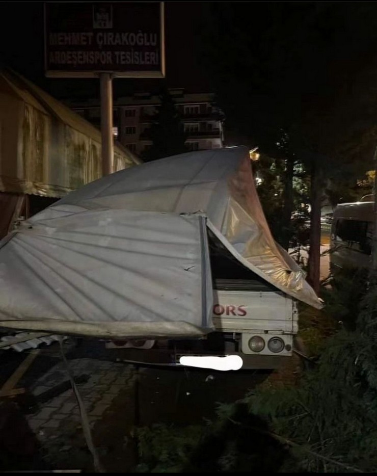 rizenin-ardesen-ilcesine-bagli-seslidere-koyunde-bircok-noktada-firtina-nedeniyle-catilar-uctu-park-halindeki-1-kamyonet-hasar-gordu-3.jpg
