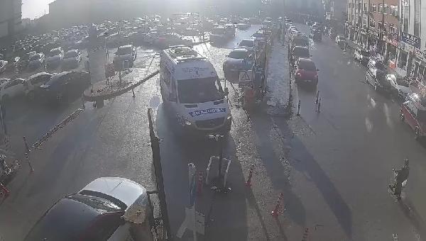 ambulansin-donus-yaptigi-esnada-carptigi-kadin-hayatini-kaybetti-kaza-ani-kamerada-5.jpg