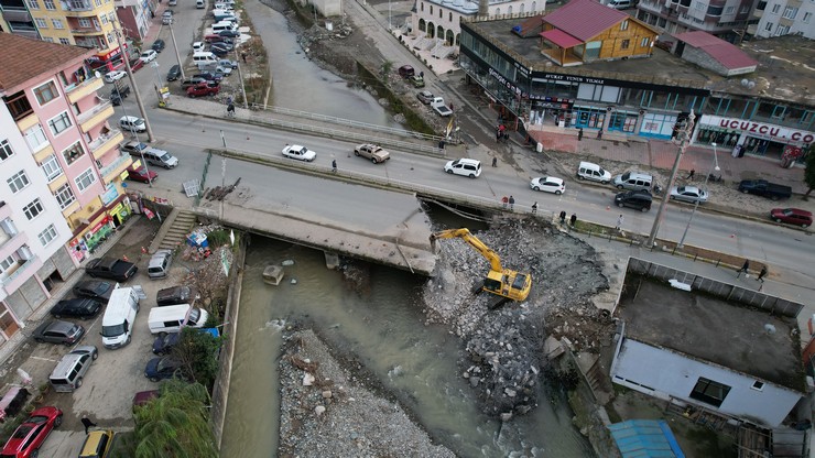 cayelinde-sairler-deresi-islah-calismalari-kapsaminda-arac-koprusu-yikiliyor-3.jpg