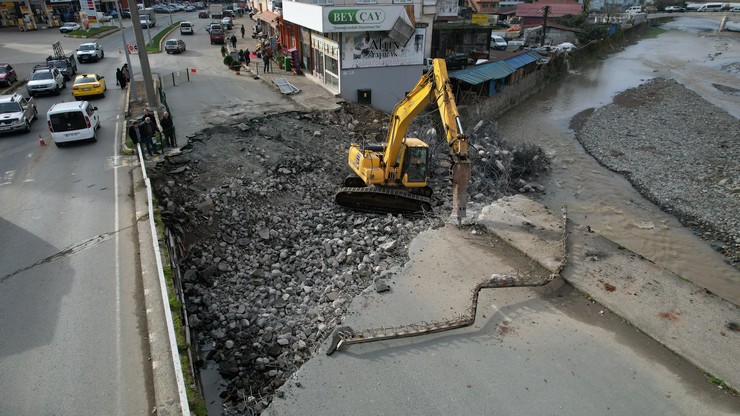 cayelinde-sairler-deresi-islah-calismalari-kapsaminda-arac-koprusu-yikiliyor-7.jpg