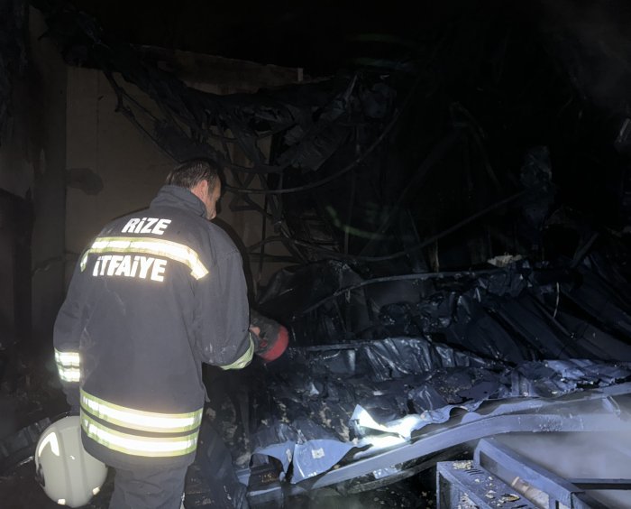 rizenin-kalkandere-ilcesinde-cikan-yanginda-mobilya-firmasina-ait-depo-kullanilamaz-hale-geldi-2.jpg
