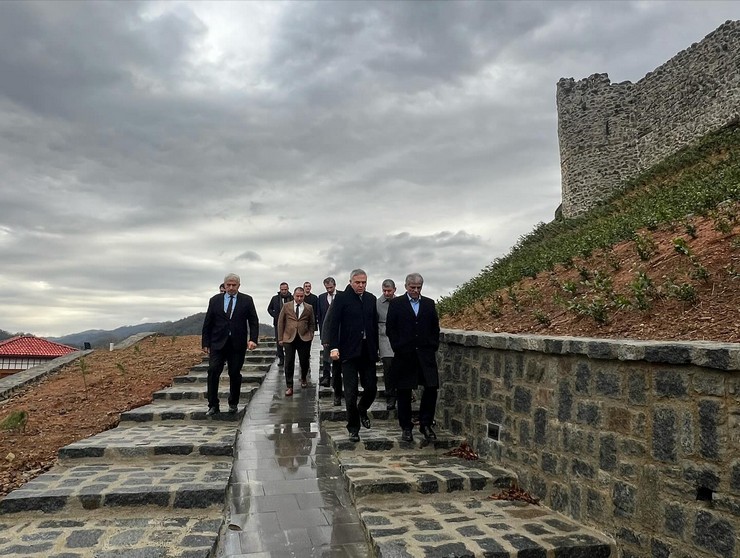 kultur-ve-turizm-bakan-yardimcisi-nadir-alpaslan-rizenin-pazar-ilcesindeki-ciha-kalesini-ziyaret-ederek-incelemelerde-bulundu-1.jpg