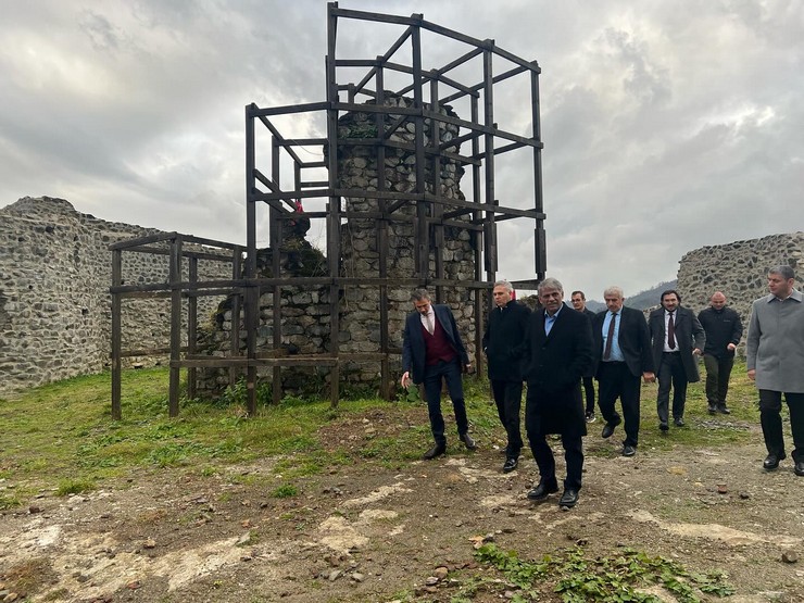 kultur-ve-turizm-bakan-yardimcisi-nadir-alpaslan-rizenin-pazar-ilcesindeki-ciha-kalesini-ziyaret-ederek-incelemelerde-bulundu-3.jpg
