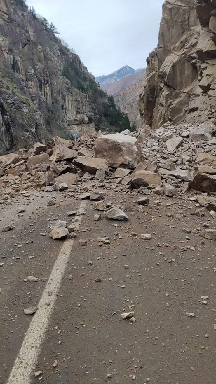 artvinde-heyelan-dusen-kayalar-kara-yolunu-kapatti-1.jpg