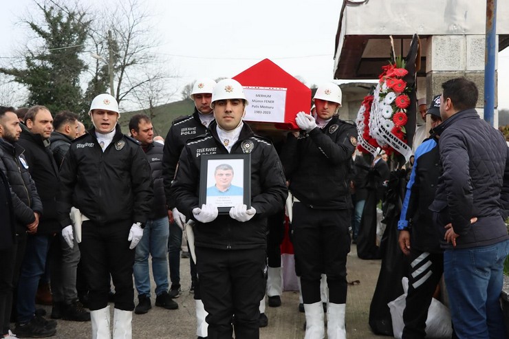 stanbulda-kalp-krizi-gecirmesi-sonucu-hayatini-kaybeden-polis-memuru-mumin-fener-memleketi-rizede-son-yolculuguna-ugurlandi-6.jpg