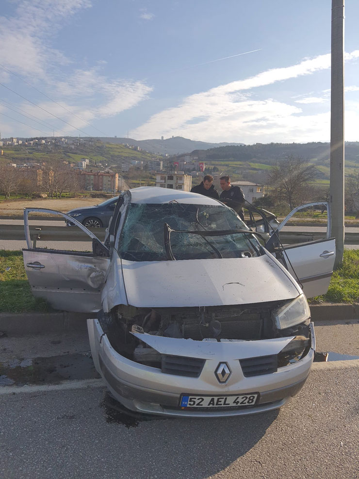 samsunun-canik-ilcesinde-b-c-nin-29-sollama-yapmak-isterken-kontrolunu-yitirdigi-otomobil-refuje-carpti.jpg