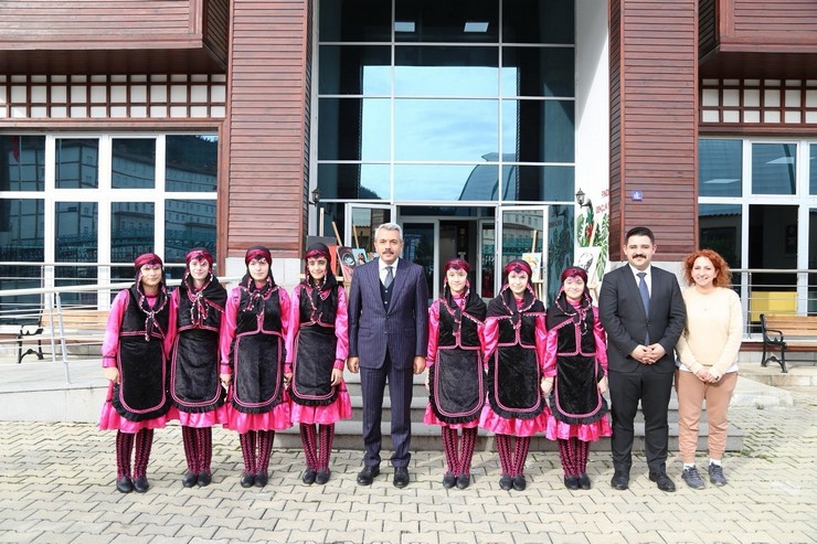 rize-valisi-ihsan-selim-baydas-findikli-ilcesinde-hizmet-veren-genclik-kampi-ve-genclik-merkezini-ziyaret-etti-1.jpg