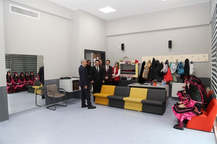 rize-valisi-ihsan-selim-baydas-findikli-ilcesinde-hizmet-veren-genclik-kampi-ve-genclik-merkezini-ziyaret-etti-3.jpg