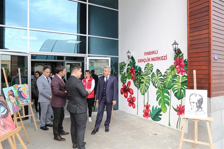 rize-valisi-ihsan-selim-baydas-findikli-ilcesinde-hizmet-veren-genclik-kampi-ve-genclik-merkezini-ziyaret-etti-5.jpg