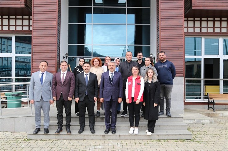 rize-valisi-ihsan-selim-baydas-findikli-ilcesinde-hizmet-veren-genclik-kampi-ve-genclik-merkezini-ziyaret-etti-6.jpg