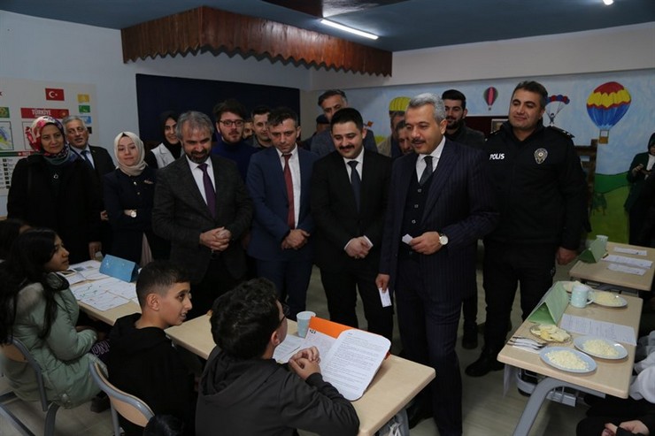 rize-valisi-ihsan-selim-baydas-findiklinin-sumer-koyu-ilkokulunu-ziyaret-ederek-okulun-icerisinde-yer-alan-tarim-alanlari-ve-atolyeleri-gezdi-12.jpg