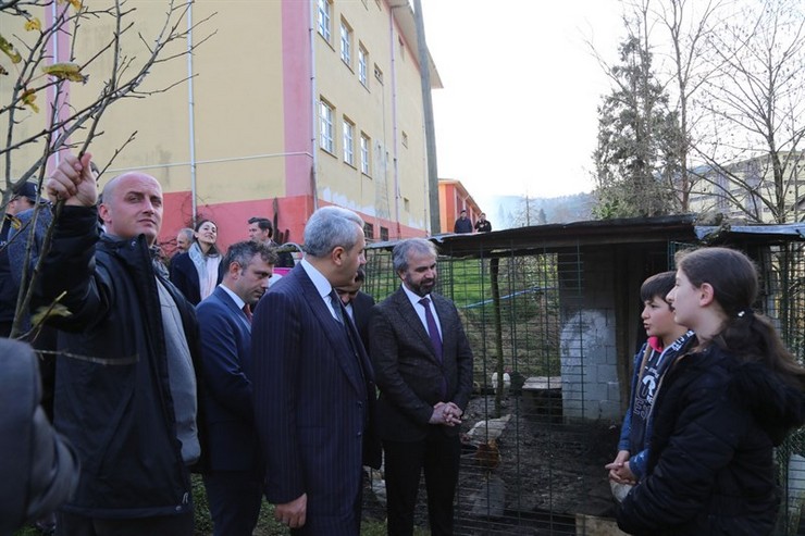rize-valisi-ihsan-selim-baydas-findiklinin-sumer-koyu-ilkokulunu-ziyaret-ederek-okulun-icerisinde-yer-alan-tarim-alanlari-ve-atolyeleri-gezdi-4.jpg