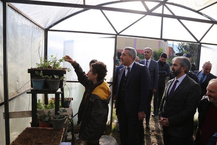 rize-valisi-ihsan-selim-baydas-findiklinin-sumer-koyu-ilkokulunu-ziyaret-ederek-okulun-icerisinde-yer-alan-tarim-alanlari-ve-atolyeleri-gezdi-5.jpg