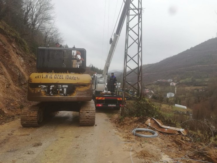 artvinde-heyelan-koy-yolu-kapandi-elektrik-kesildi-4.jpg
