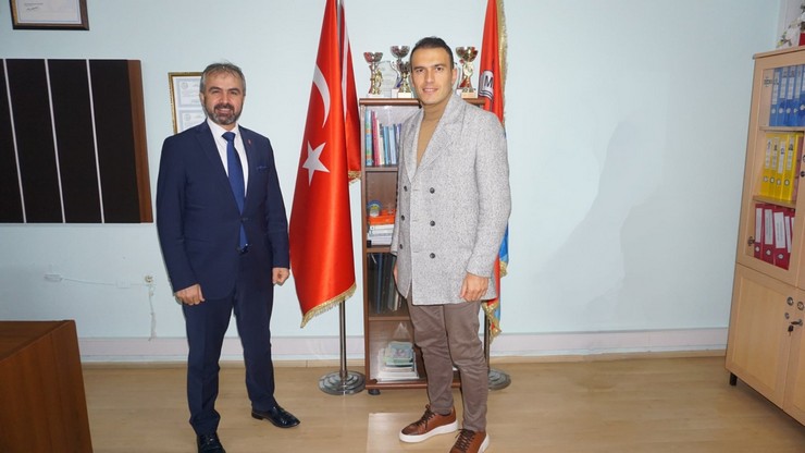 rize-il-milli-egitim-muduru-yusuf-tufekci-super-lig-hakemligine-yukselen-yolbasi-ortaokulu-muduru-muhammet-ali-metoglu-ile-bir-araya-gelerek-kendisini-tebrik-etti-1.jpg