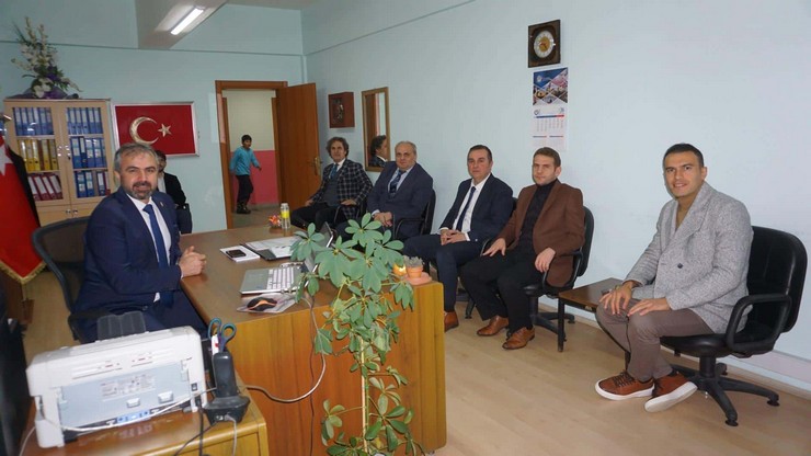 rize-il-milli-egitim-muduru-yusuf-tufekci-super-lig-hakemligine-yukselen-yolbasi-ortaokulu-muduru-muhammet-ali-metoglu-ile-bir-araya-gelerek-kendisini-tebrik-etti-2.jpg
