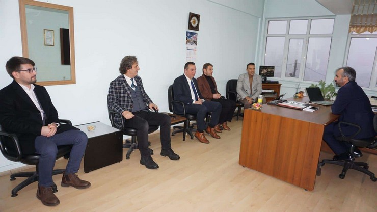 rize-il-milli-egitim-muduru-yusuf-tufekci-super-lig-hakemligine-yukselen-yolbasi-ortaokulu-muduru-muhammet-ali-metoglu-ile-bir-araya-gelerek-kendisini-tebrik-etti-3.jpg