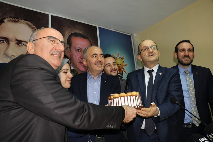 2-kez-ak-parti-rize-belediye-baskan-adayi-gosterilen-rahmi-metin-rizeye-geldi-6.jpg