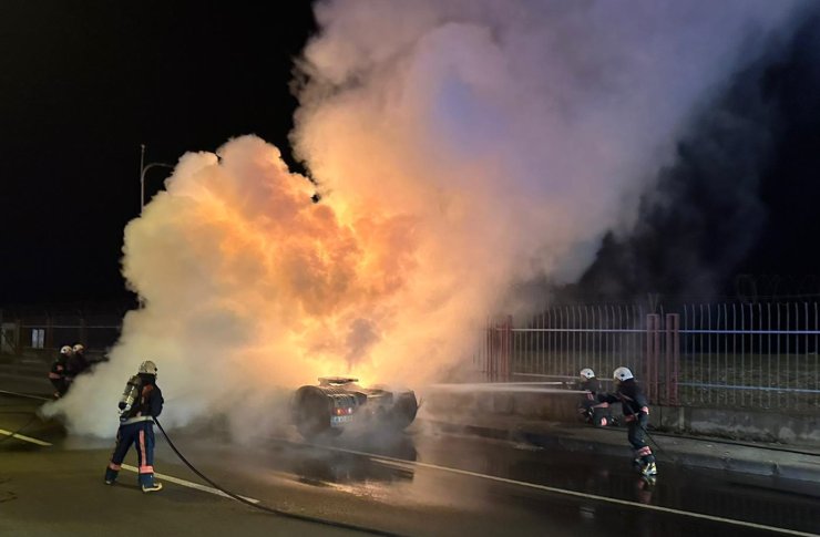 trabzon-ortahisarda-seyir-halindeki-tir-cekici-yandi-itfaiye-ekipleri-tarafindan-sondurulen-yanginda-tir-cekici-kullanilamaz-hale-geldi-3.jpg