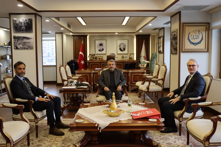hentbol-federasyonu-baskani-ugur-kilic-rize-belediyesi-spor-kulubu-baskani-mustafa-koroglu-ile-birlikte-vali-ihsan-selim-baydasi-ziyaret-etti-2.jpg