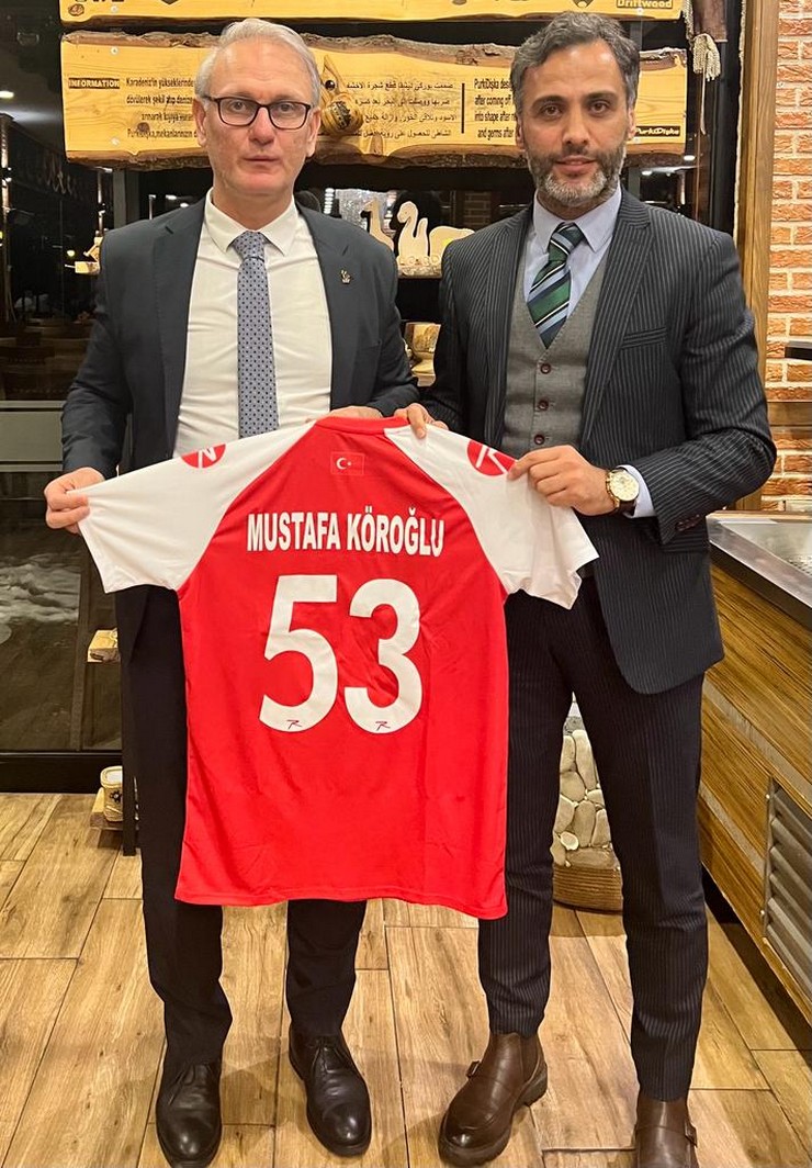 hentbol-federasyonu-baskani-ugur-kilic-rize-belediyesi-spor-kulubu-baskani-mustafa-korogluna-milli-takim-formasi-hediye-etti-1.jpg
