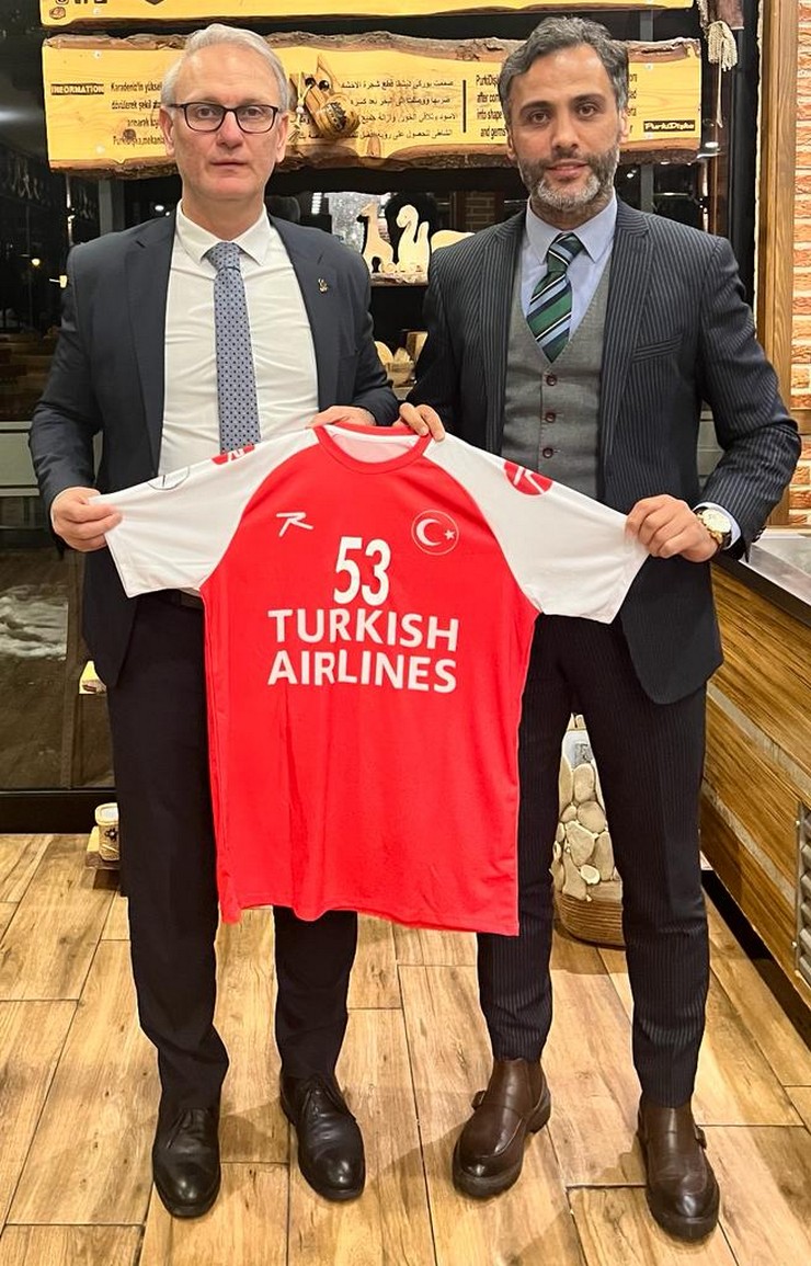 hentbol-federasyonu-baskani-ugur-kilic-rize-belediyesi-spor-kulubu-baskani-mustafa-korogluna-milli-takim-formasi-hediye-etti-2.jpg