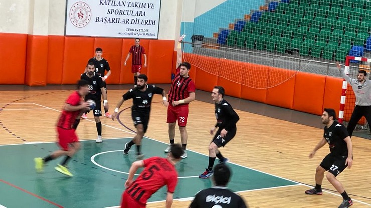guneysu-spor-turkiye-erkekler-hentbol-1-ligi-a-grubu-8-ve-ikinci-devrenin-ilk-haftasinda-sahasinda-yozgat-belediye-bozoku-32-30-yendi-8.jpg