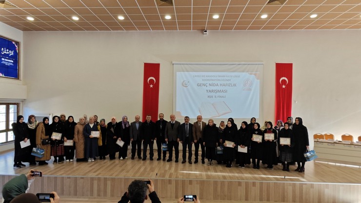 rizede-anadolu-imam-hatip-lisesi-ve-imam-hatip-ortaokulu-ogrencileri-arasinda-yapilan-genc-nida-hafizlik-yarismasi-il-finali-cayelinde-yapildi-10.jpg