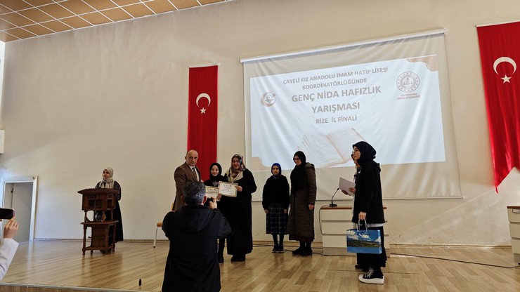 rizede-anadolu-imam-hatip-lisesi-ve-imam-hatip-ortaokulu-ogrencileri-arasinda-yapilan-genc-nida-hafizlik-yarismasi-il-finali-cayelinde-yapildi-4-001.jpg