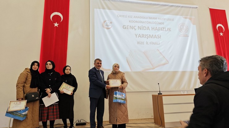 rizede-anadolu-imam-hatip-lisesi-ve-imam-hatip-ortaokulu-ogrencileri-arasinda-yapilan-genc-nida-hafizlik-yarismasi-il-finali-cayelinde-yapildi-5-001.jpg