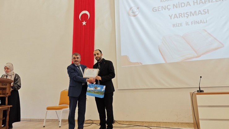 rizede-anadolu-imam-hatip-lisesi-ve-imam-hatip-ortaokulu-ogrencileri-arasinda-yapilan-genc-nida-hafizlik-yarismasi-il-finali-cayelinde-yapildi-9.jpg