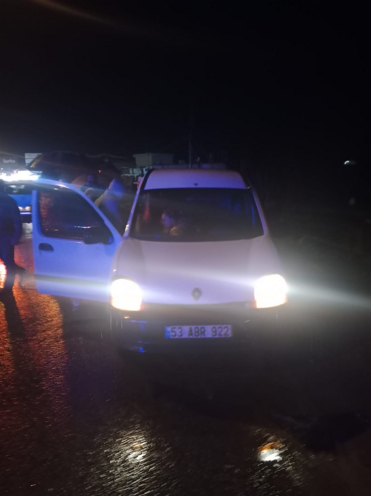 rizenin-derepazari-ilcesinde-kirmizi-isik-ihlali-sonucu-meydana-gelen-trafik-kazasinda-6-kisi-yaralandi-2.jpg