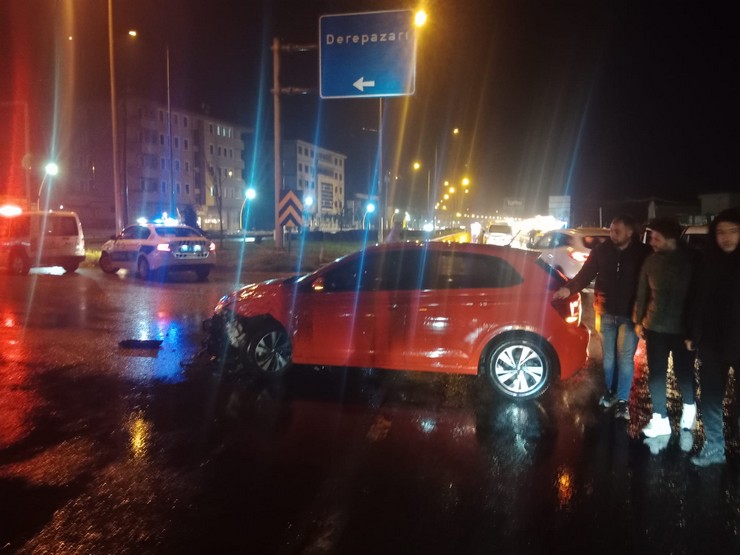 rizenin-derepazari-ilcesinde-kirmizi-isik-ihlali-sonucu-meydana-gelen-trafik-kazasinda-6-kisi-yaralandi-3.jpg