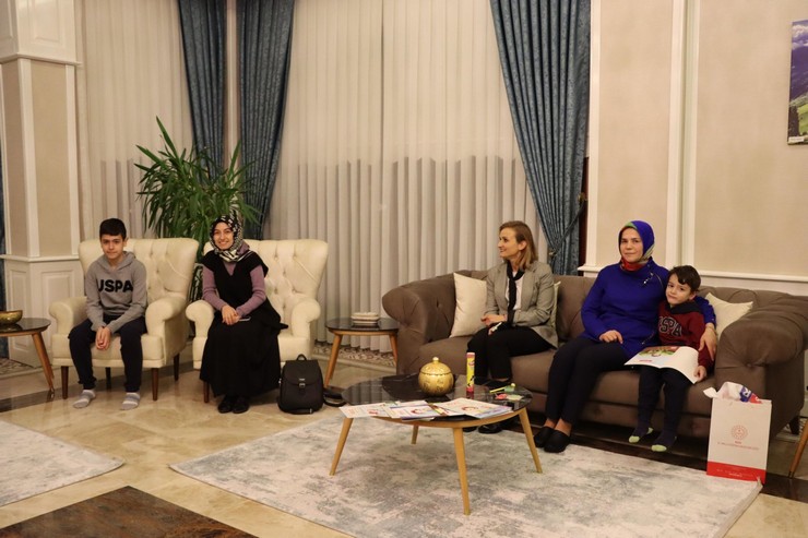 rize-valisi-ihsan-selim-baydas-ve-esi-zeyneb-baydas-rize-il-milli-egitim-mudurlugu-tarafindan-yurutulen-misafirin-var-rize-projesi-kapsaminda-konutta-misafirlerini-agirladi-3.jpg
